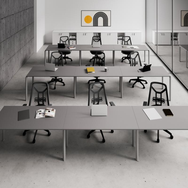 puesto de trabajo con patas metalicas