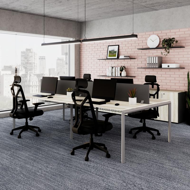 puesto de trabajo con patas metalicas con mamparas